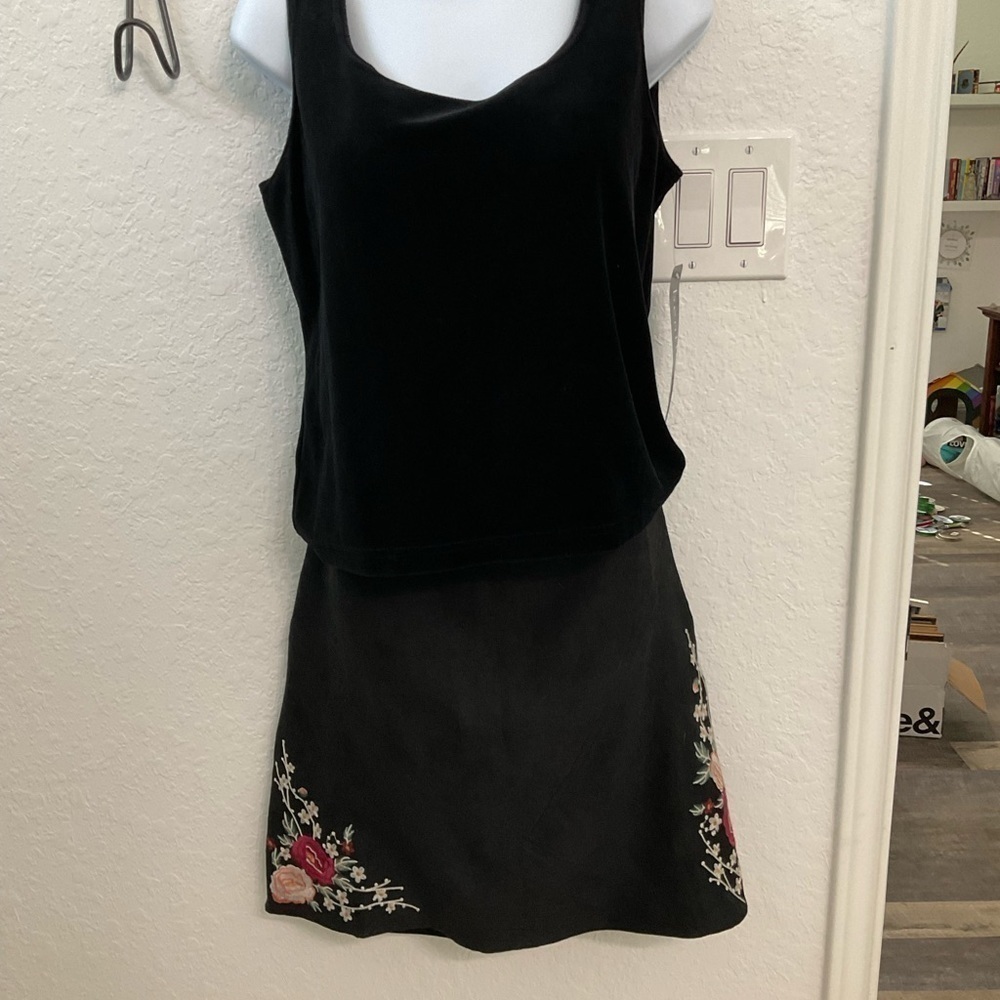 490- THML Black Mini Skirt with Floral Embroidery; Size Large. Polyester Blend.